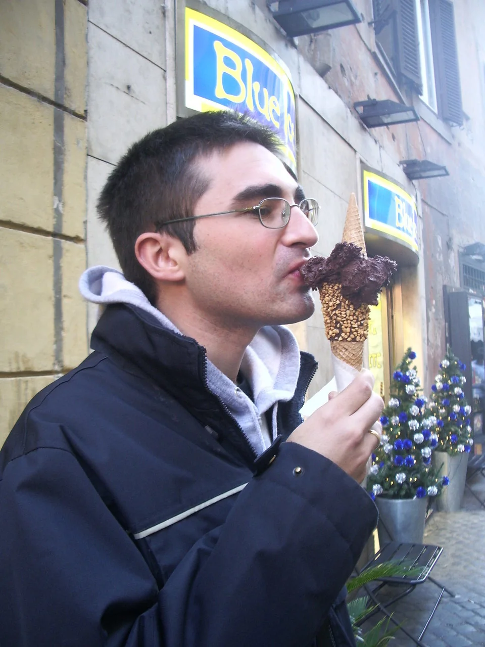 Comiendo un heladito italiano en invierno