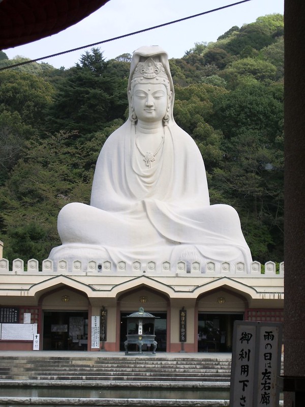 Estatua Ryozen Kannon